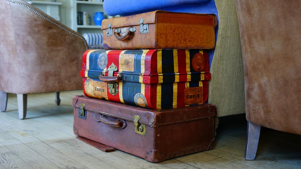 Pile de valises anciennes
